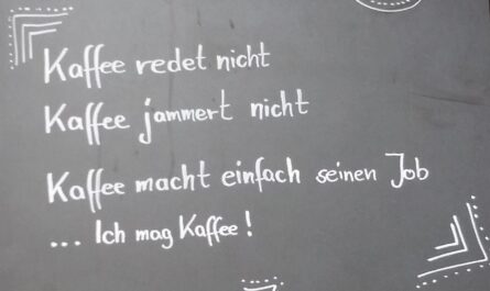 Kaffee redet nicht Kaffee jammert nicht Kaffee macht einfach seinen Job ... Ich mag Kaffee